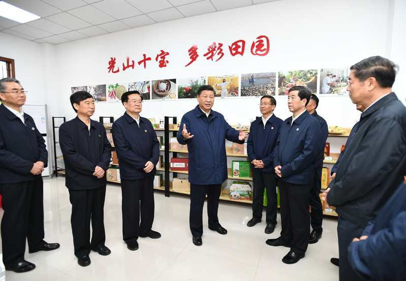 9月16日至18日，中共中央總書記、國(guó)家主席、中央軍委主席習(xí)近平在河南考察。這是17日上午，習(xí)近平在信陽(yáng)市光山縣文殊鄉(xiāng)東岳村文化接待中心，了解光山縣脫貧工作和中辦在光山縣扶貧工作情況。新華社記者 謝環(huán)馳 攝