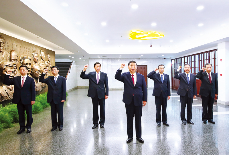 　2017年10月31日，中共中央總書記、國家主席、中央軍委主席習(xí)近平帶領(lǐng)中共中央政治局常委李克強(qiáng)、栗戰(zhàn)書、汪洋、王滬寧、趙樂際、韓正，瞻仰上海中共一大會(huì)址和浙江嘉興南湖紅船。這是31日上午，在上海中共一大會(huì)址紀(jì)念館，習(xí)近平帶領(lǐng)其他中共中央政治局常委同志一起重溫入黨誓詞。 新華社記者 蘭紅光/攝