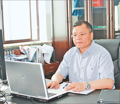 2010年6月1日，黃大年在辦公室內(nèi)工作（資料照片）。